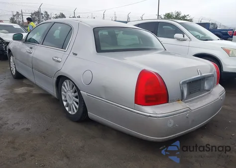 2005 Lincoln Town Car Signature Limited z USA, uszkodzony, nr VIN 1LNHM82W35Y613094